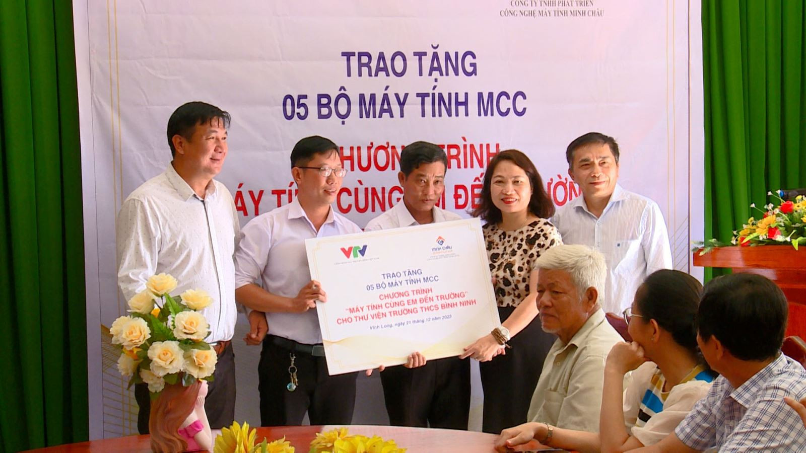 Đài THVN & Mensa đại diện hãng máy tính MCC tặng 10 bộ máy tính cho trường học ở Vĩnh Long và Sóc Trăng